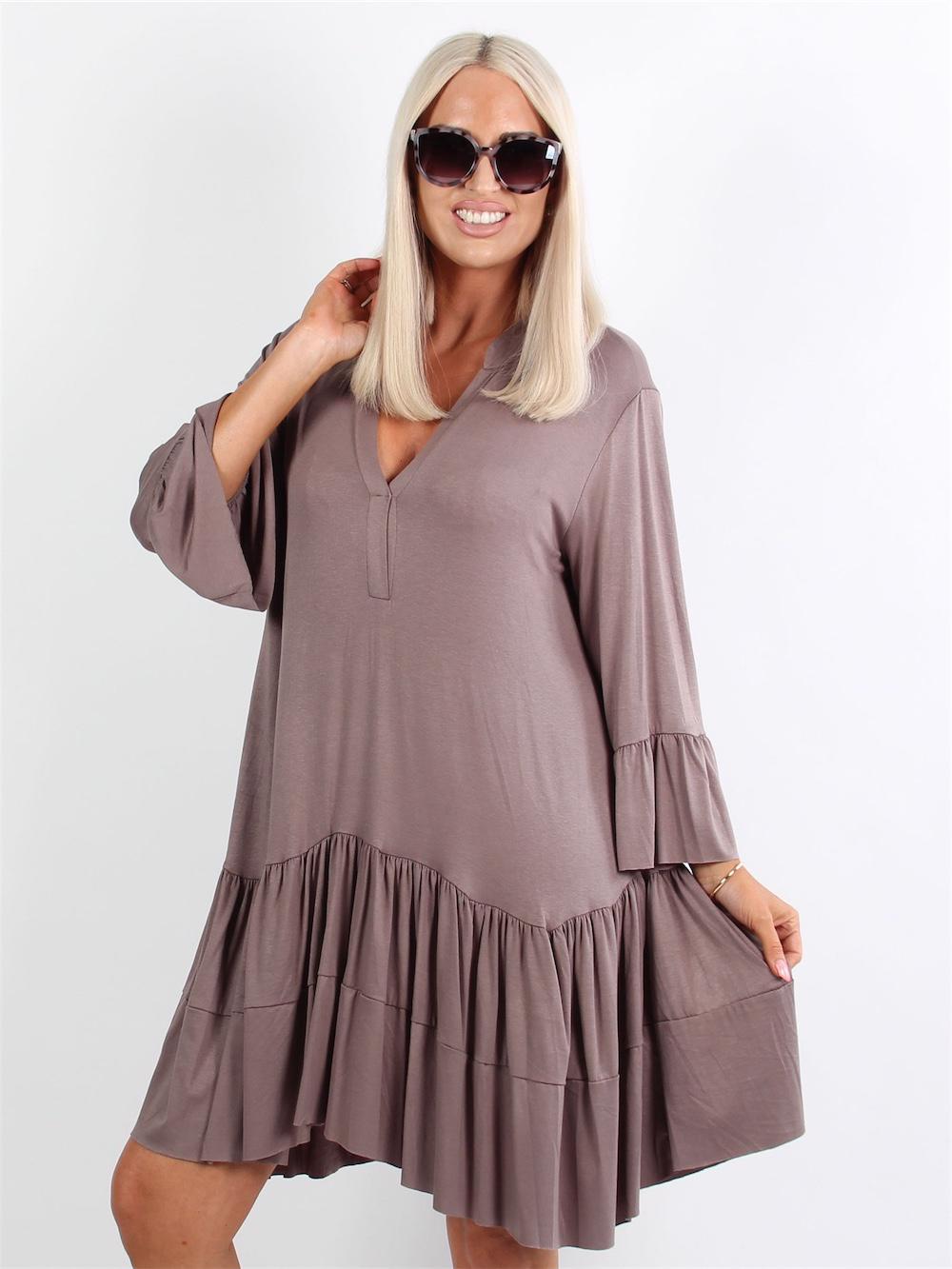 Pauline - Kjole med v-udskæring og lille flæseskørt